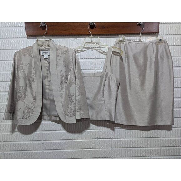 Willow Glenn Women's Silk Beige 3-Piece Skirt Suit Foral Pattern Jacket Set Size - Picture 2 of 10